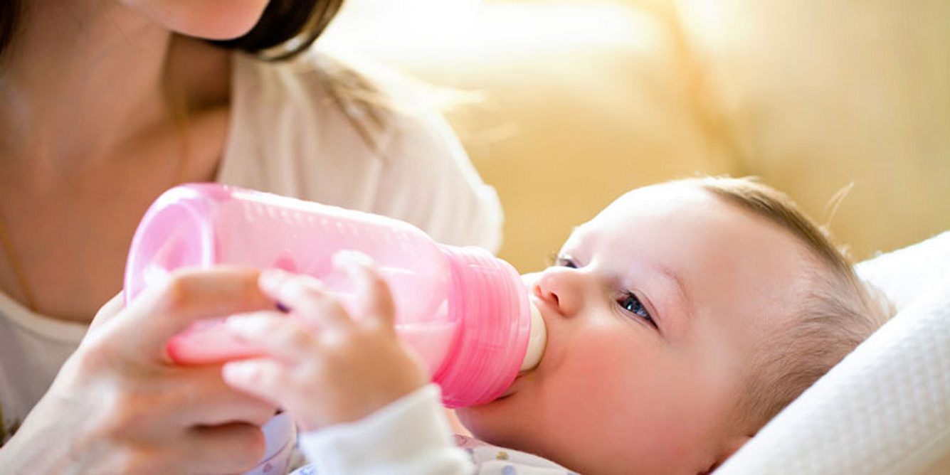Baby füttern Fläschchen Milch