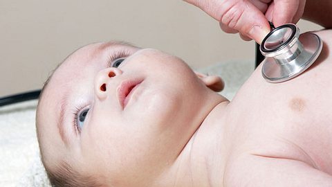 Baby mit Herzfehler abhören Stethoskop - Foto: Fotolia