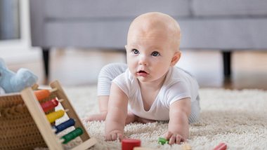 Baby krabbelt auf einem Teppichboden - Foto: iStock/Steve Debenport