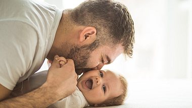 Vater mit Kind - Foto: iStock/fotostorm