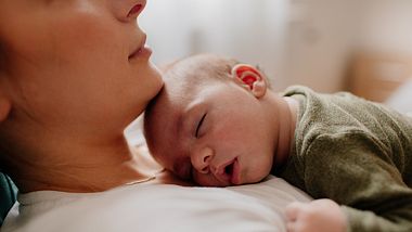 baby liegt - Foto: iStock/aleksandarnakic