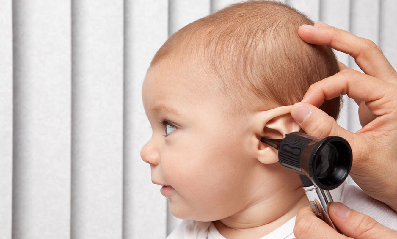 Baby beim Ohrenarzt