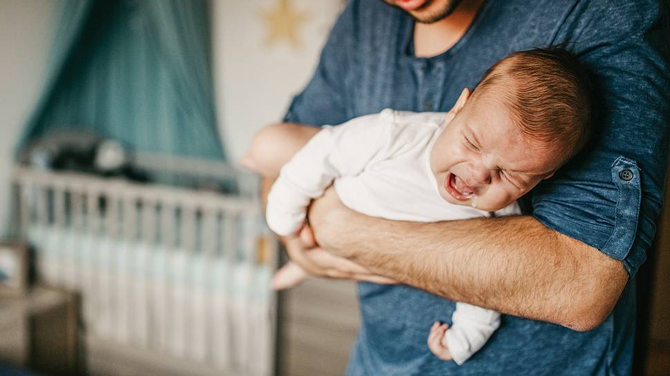 Baby auf dem Arm schreit - Foto: iStock / Anchiy