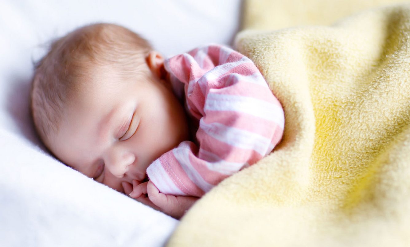 Baby schläft im Bett