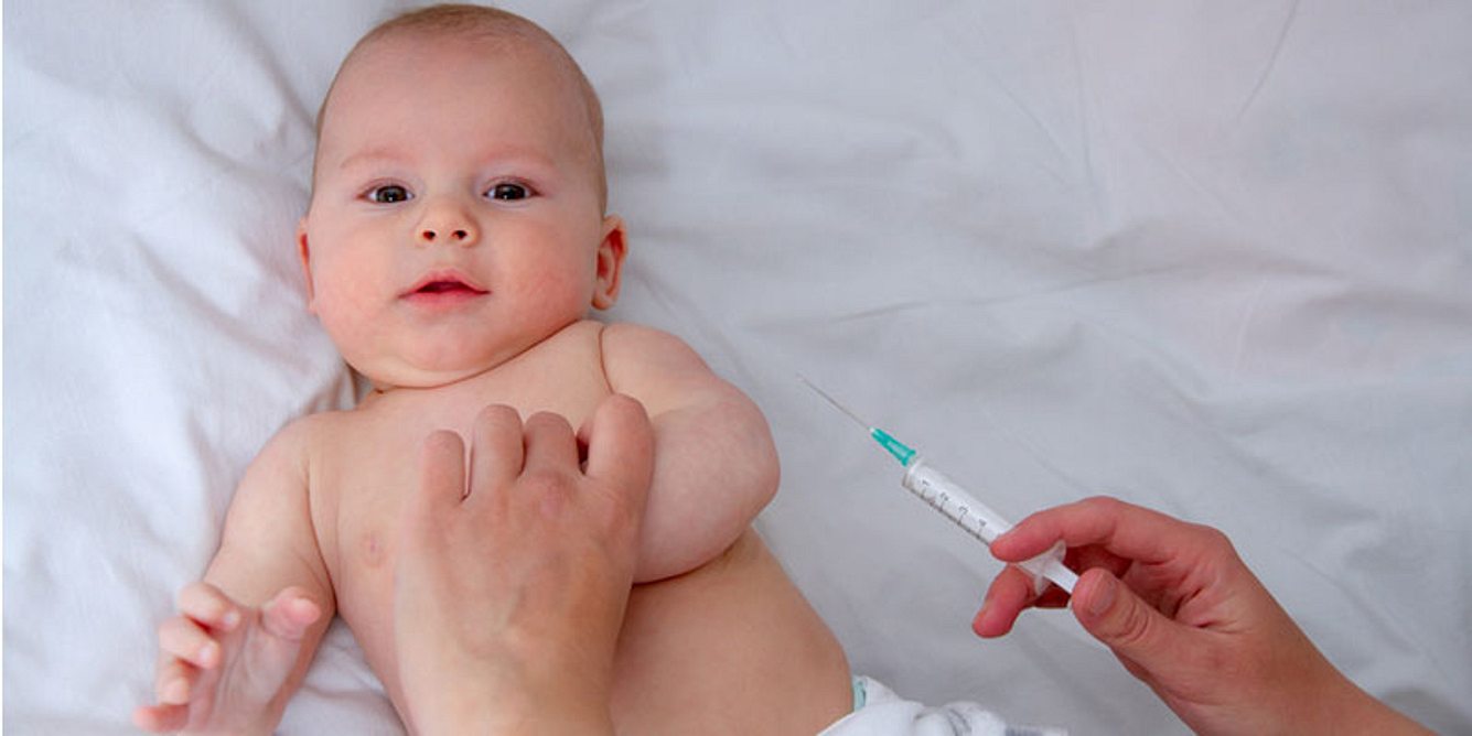 Baby wird geimpft