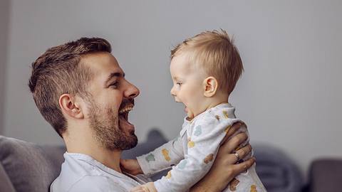 Vater mit Baby - Foto: dusanpetkovic