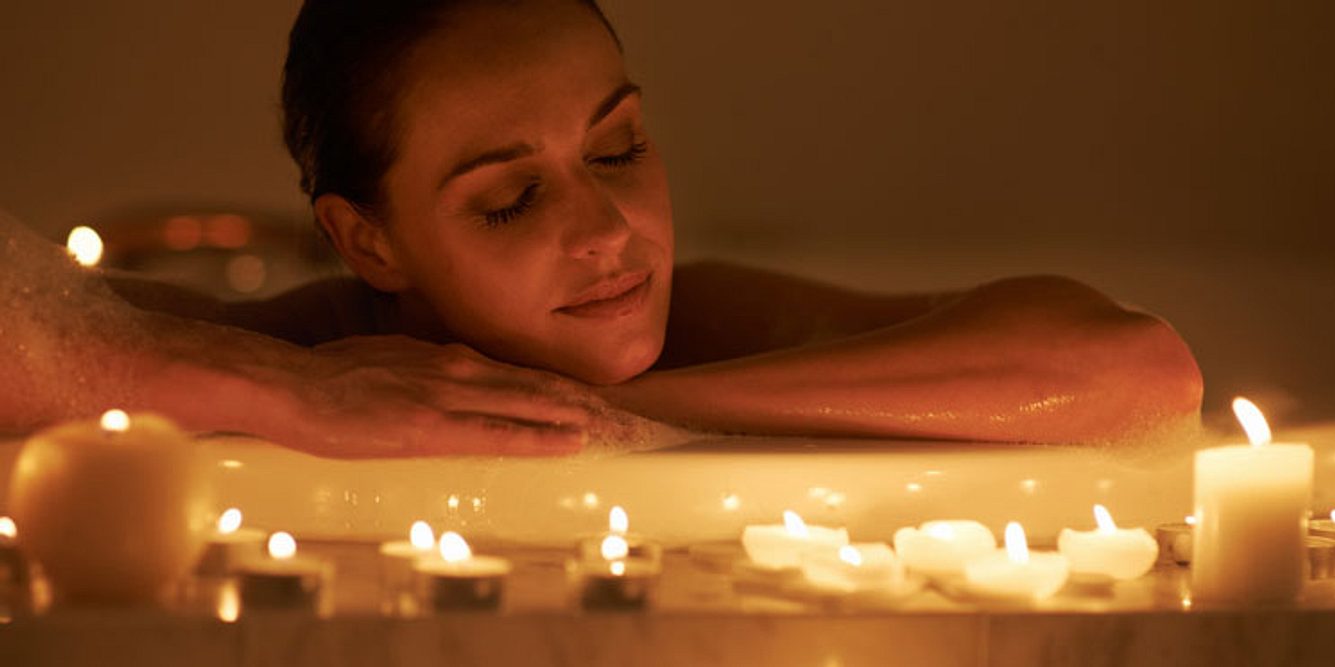 Badewanne mit Kerzen
