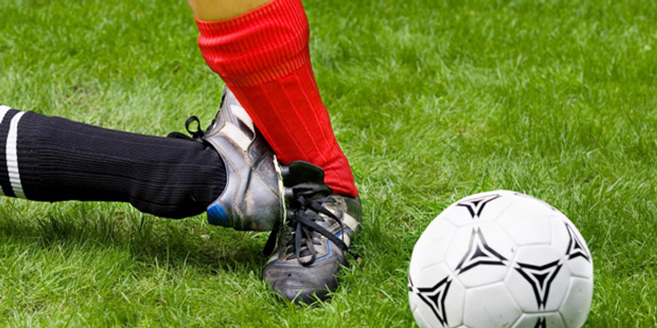 Sportarten, wie z.B. Fußball, bergen ein erhöhtes Risiko für Bänderrisse