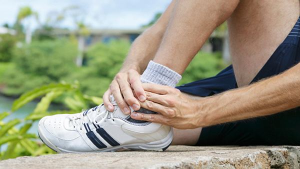 Ein Bänderriss ist eine typische Sportverletzung, aber auch im Alltag reicht eine unnatürliche Bewegung, um die Bänder im Gelenk reißen zu lassen