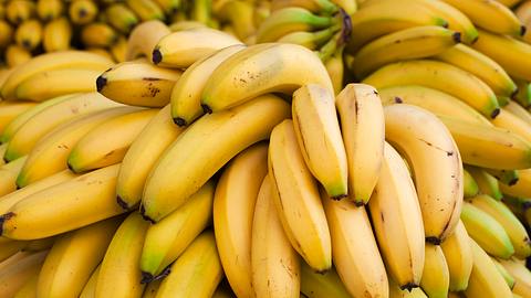 Bananenstauden übereinander gestapelt - Foto: istock/travenian