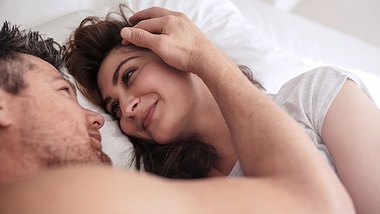 Ein Liebespärchen liegt im Bett - Foto: jacoblund/iStock
