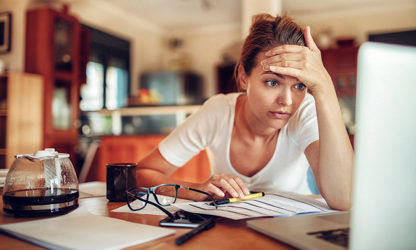 Eine Frau arbeitet am PC