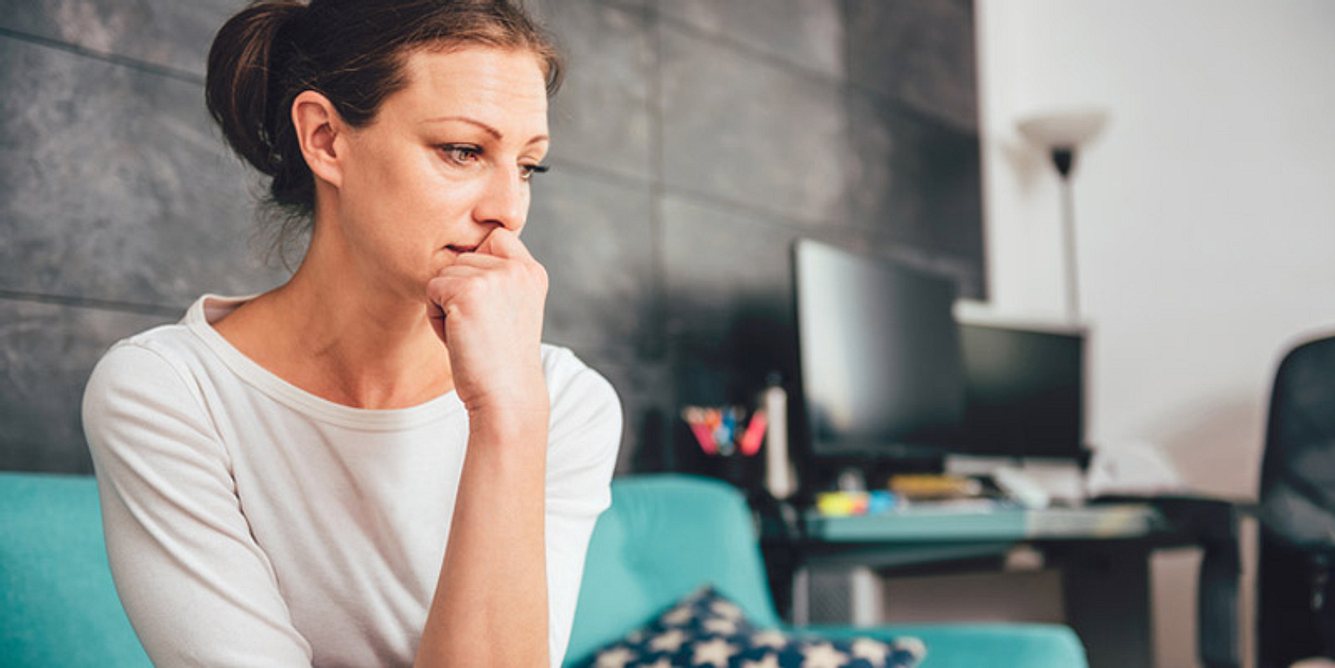 Eine Frau ist verzweifelt wegen ihrer Bauchhöhlenschwangerschaft