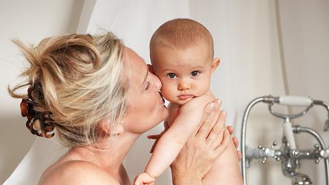 Mutter und Baby in der Badewanne; sie küsst das Kind - Foto: iStock/Ghislain & Marie David de Lossy 