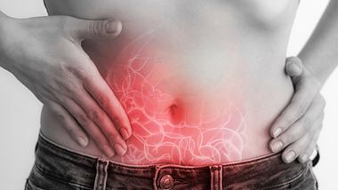 Frau fässt sich an den Bauch - Foto: iStock/harunhalici