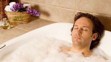 Baden hilft bei Reizdarm - Foto: Fotolia