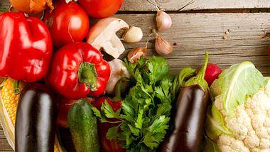 Vor allem Gemüse enthält Stoffe, die zum Beispiel Bauchspeicheldrüsenkrebs vorbeugen. Gesunde Ernährung kann das Krebs-Risiko um bis zu 40% senken
