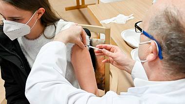 Arzt setzt Impf-Spritze - Foto: IMAGO/Ralph Lueger