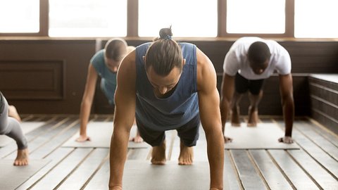 Männergruppe macht Yoga - Foto: iStock/fizkes