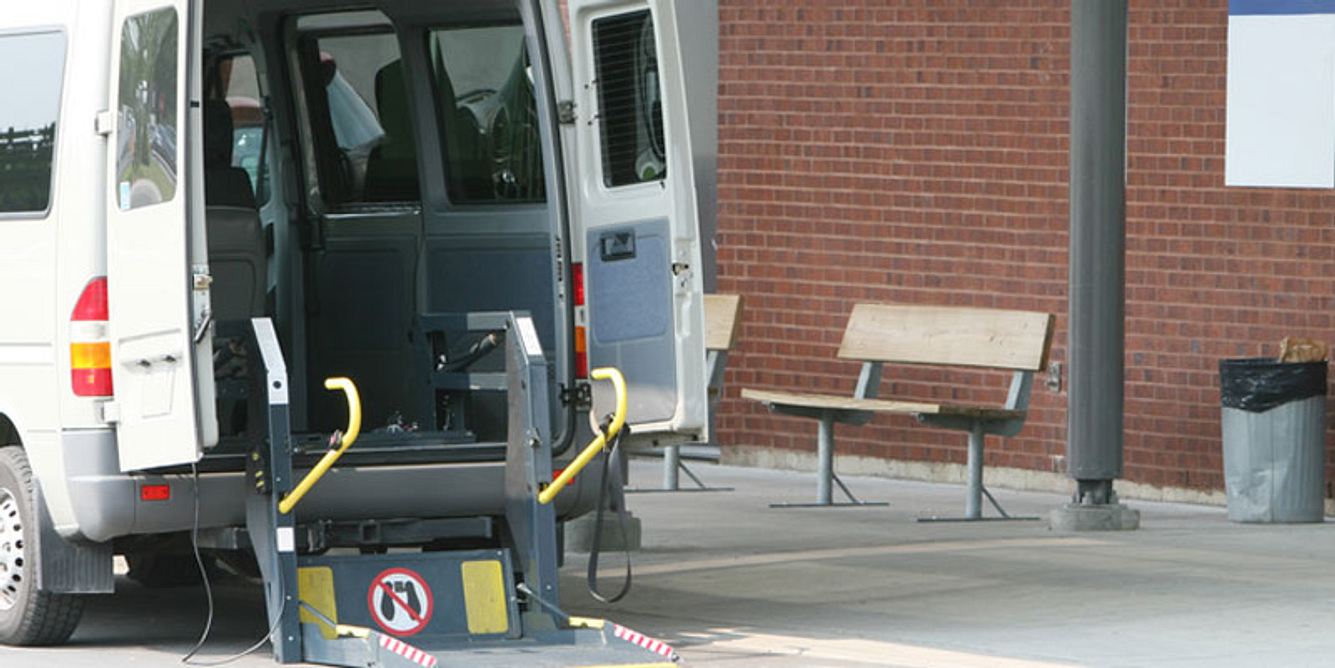 Ein zum Behindertenfahrzeug umgebauter Bus