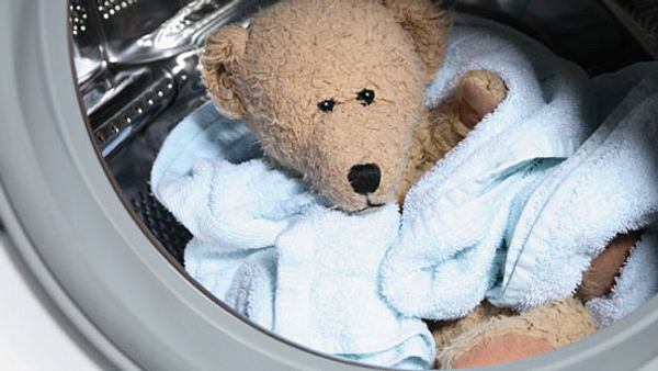 Teddy in der Waschmaschine - keine Chance den Hausstaubmilben - Foto: Corbis