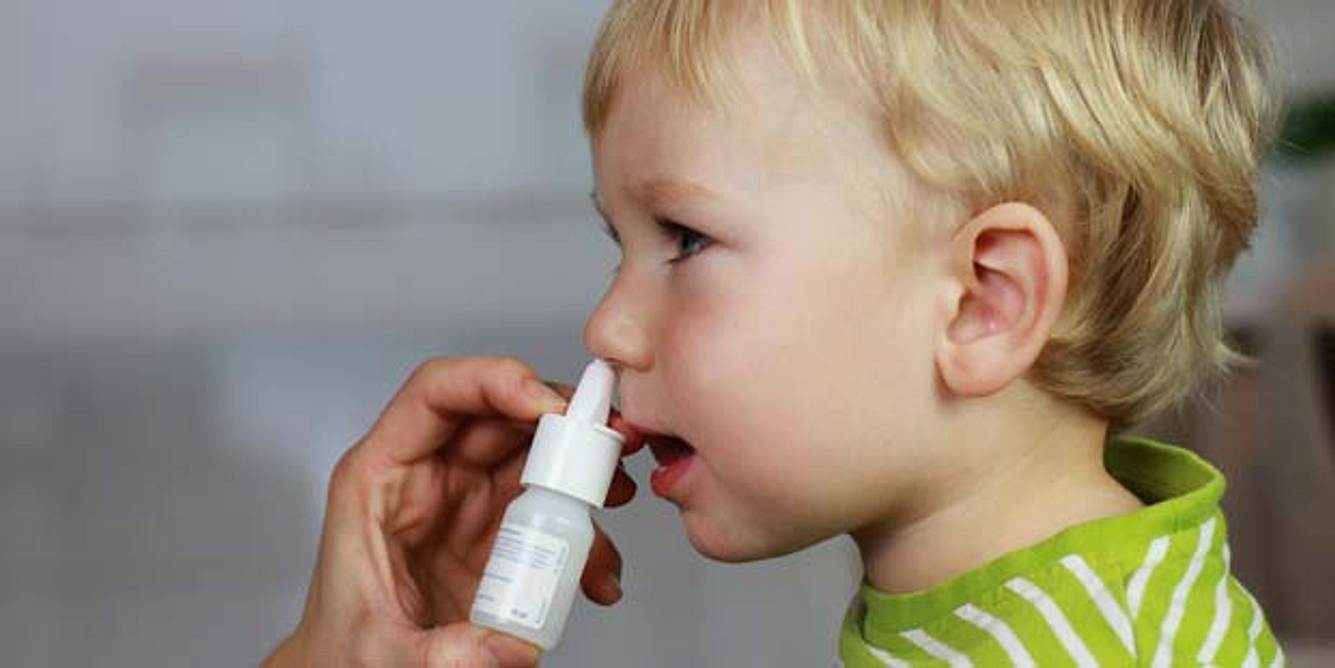 Bei Kindern mit Hodenhochstand hilft ein Hormon-Nasenspray