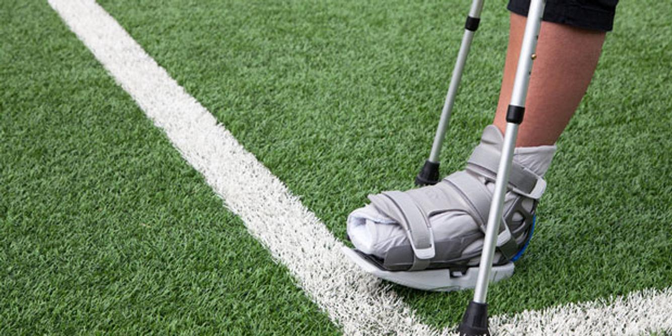 Knochenbrüche entstehen häufig durch Unfälle beim Sport