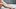 Eine Frau rasiert sich die Beine - Foto: iStock/PeopleImages
