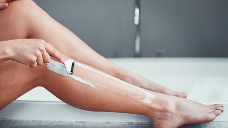 Eine Frau rasiert sich die Beine - Foto: iStock/PeopleImages