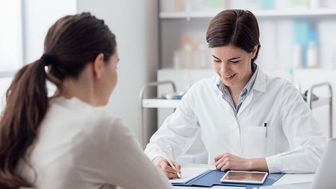 ÄArztin berät ihre Patientin in der Praxis - Foto: iStock/demaerre