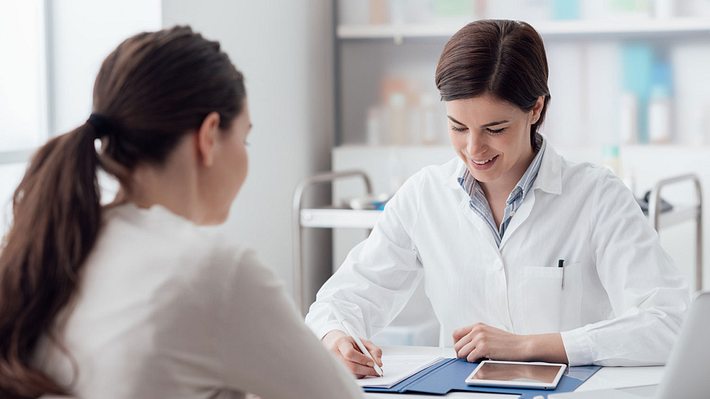 ÄArztin berät ihre Patientin in der Praxis - Foto: iStock/demaerre