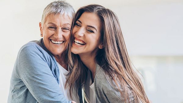 Berührungen helfen bei Rheumabeschwerden - Foto: istock/pixelfit