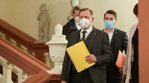 Ministerpräsidenten mit Masken auf dem Weg zu einer Konferenz - Foto: imago images_Jacob Schröter