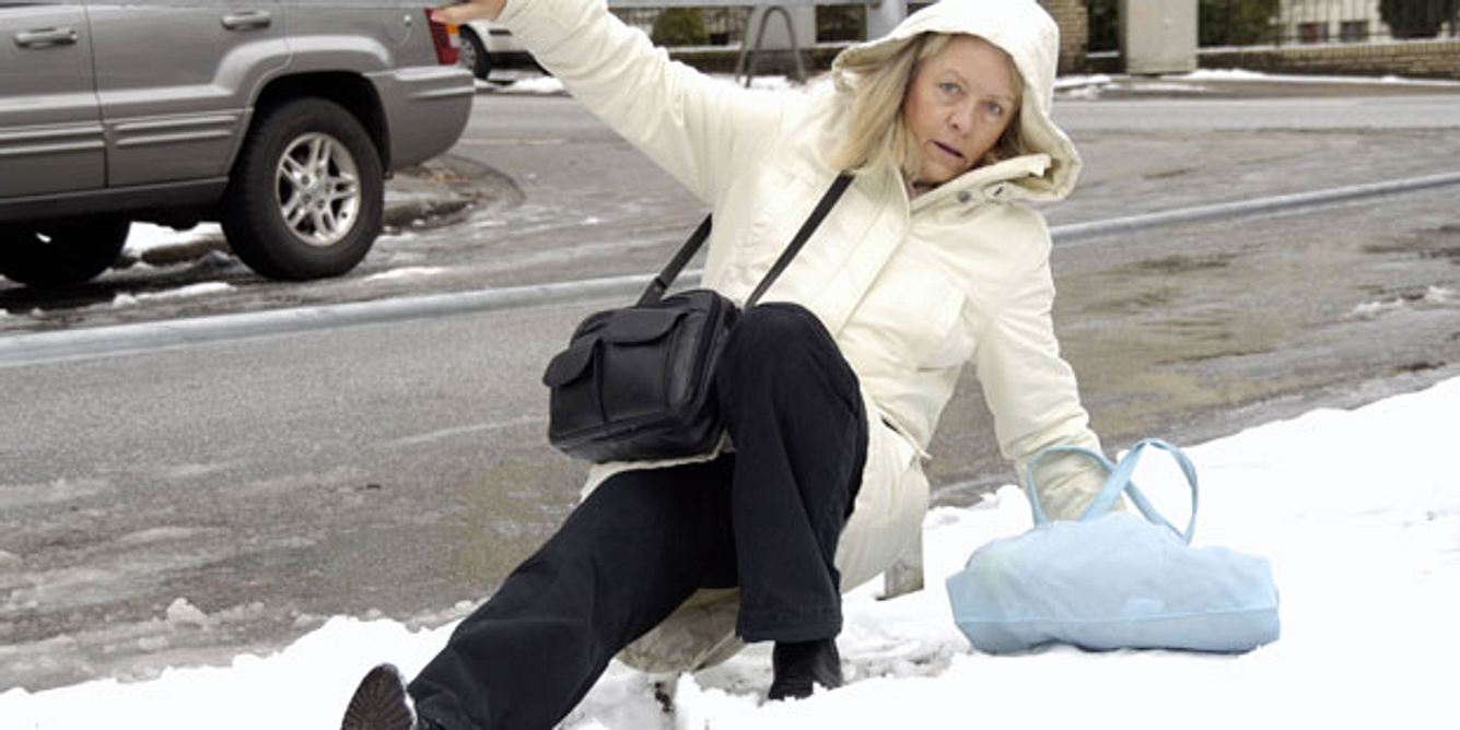Besonders im Winter, wenn es glatt ist, passieren häufiger Knochenbrüche