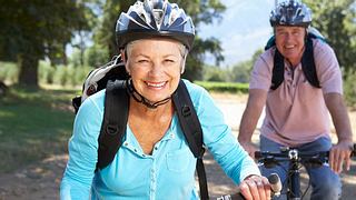Regelmäßige Bewegung ist wichtig für die Durchblutung unserer Gelenke – Sportarten wie Radfahren oder leichtes Laufen unterstützen uns dabei