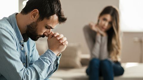 Eine Frau trennt sich von ihrem Freund - Foto: iStock/Goran13