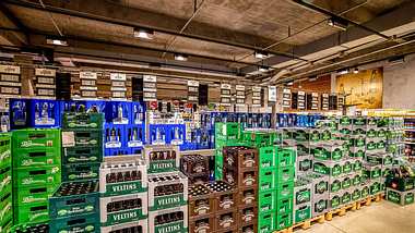 Bierkisten im Supermarkt - Foto: IMAGO/xim.gs