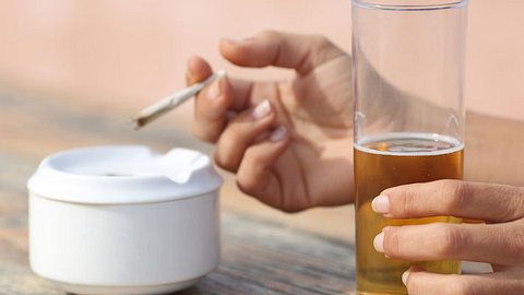 Bier und Zigarette - Foto: Fotolia