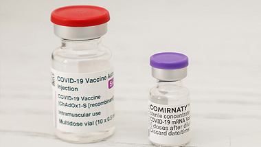 2 Fläschen mit Corona-Impfstoff - Foto: IMAGO/Frank Sorge