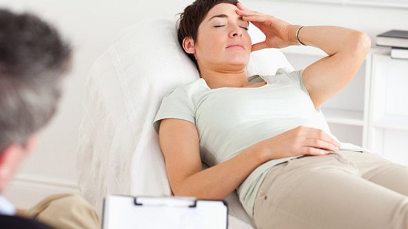Bei einer medikamentösen Therapie mit Antidepressiva raten Ärzte häufig noch zu einer begleitenden Psycho-Therapie