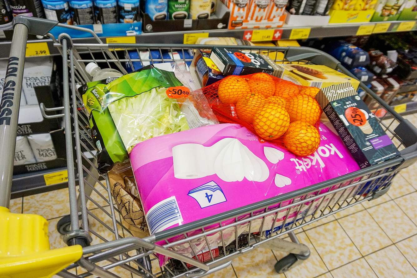 Supermarkt-Einkaufswagen mit Lebensmittelprodukten