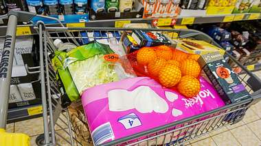 Supermarkt-Einkaufswagen mit Lebensmittelprodukten - Foto: IMAGO/Geisser