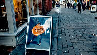 Schild am Black Friday - Foto: istock/Alphotographic