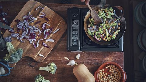 Brokkoli, Linsen und Zwiebeln auf einer Arbeitsplatte - Foto: iStock/GMVozd