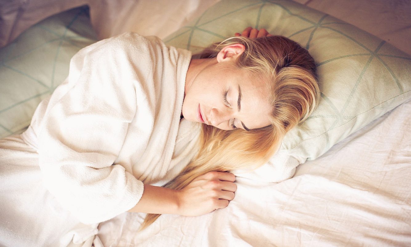 Junge blonde Frau schläft