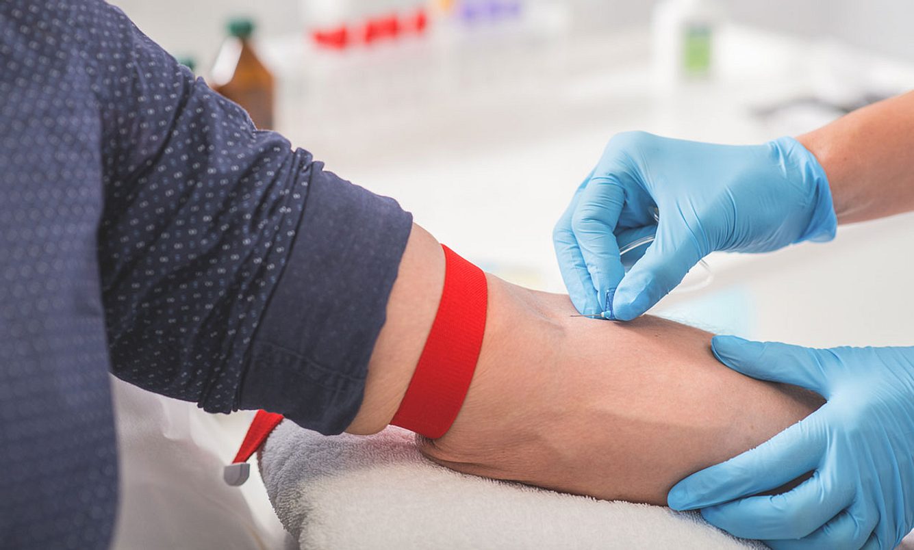 Mit seinen regelmäßigen Blutspenden rettete ein Mann aus Australien rund 2,4 Millionen Babys das Leben