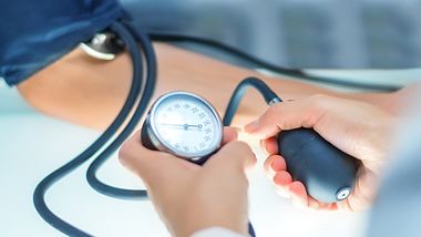 Blutdruck messen - Foto: istock/bluecinema