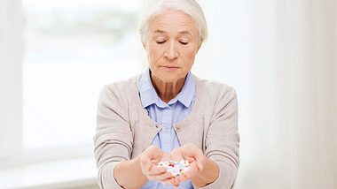Seniorin nimmt Blutdrucksenker - Foto: Fotolia