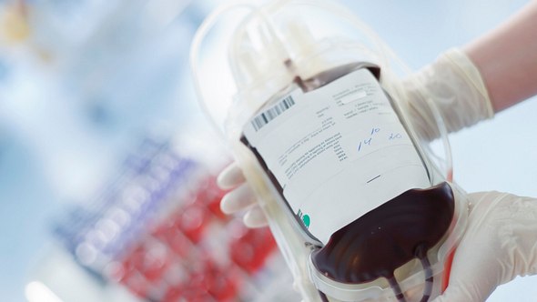 Mediziner hält Blutkonserve in der Hand - Foto: JarekJoepera/iStock