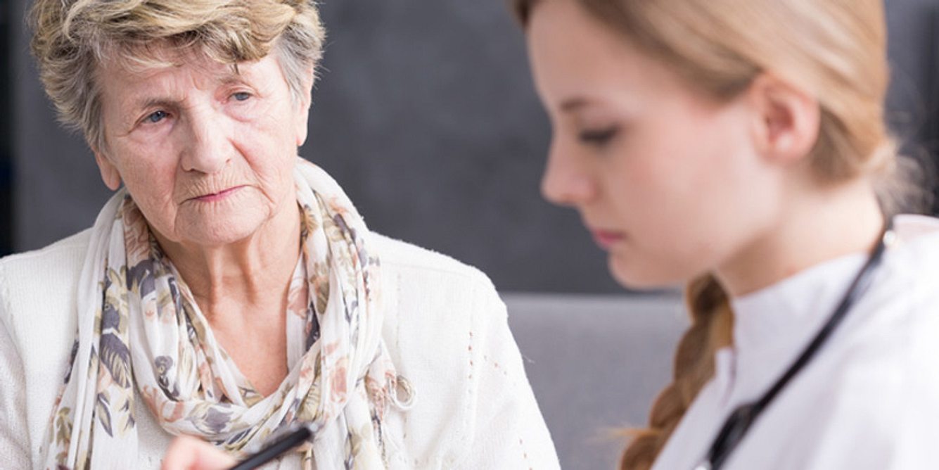 Patientin mit Bluthochdruck im Gespräch